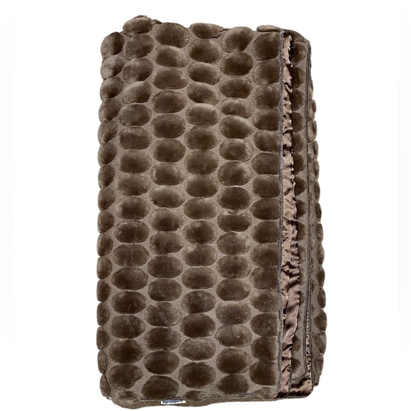 Pier 1 Bubble Faux Fur Brown Blanket Textured Soft Marshmallow Decorative Throw - Picture 5 of 9